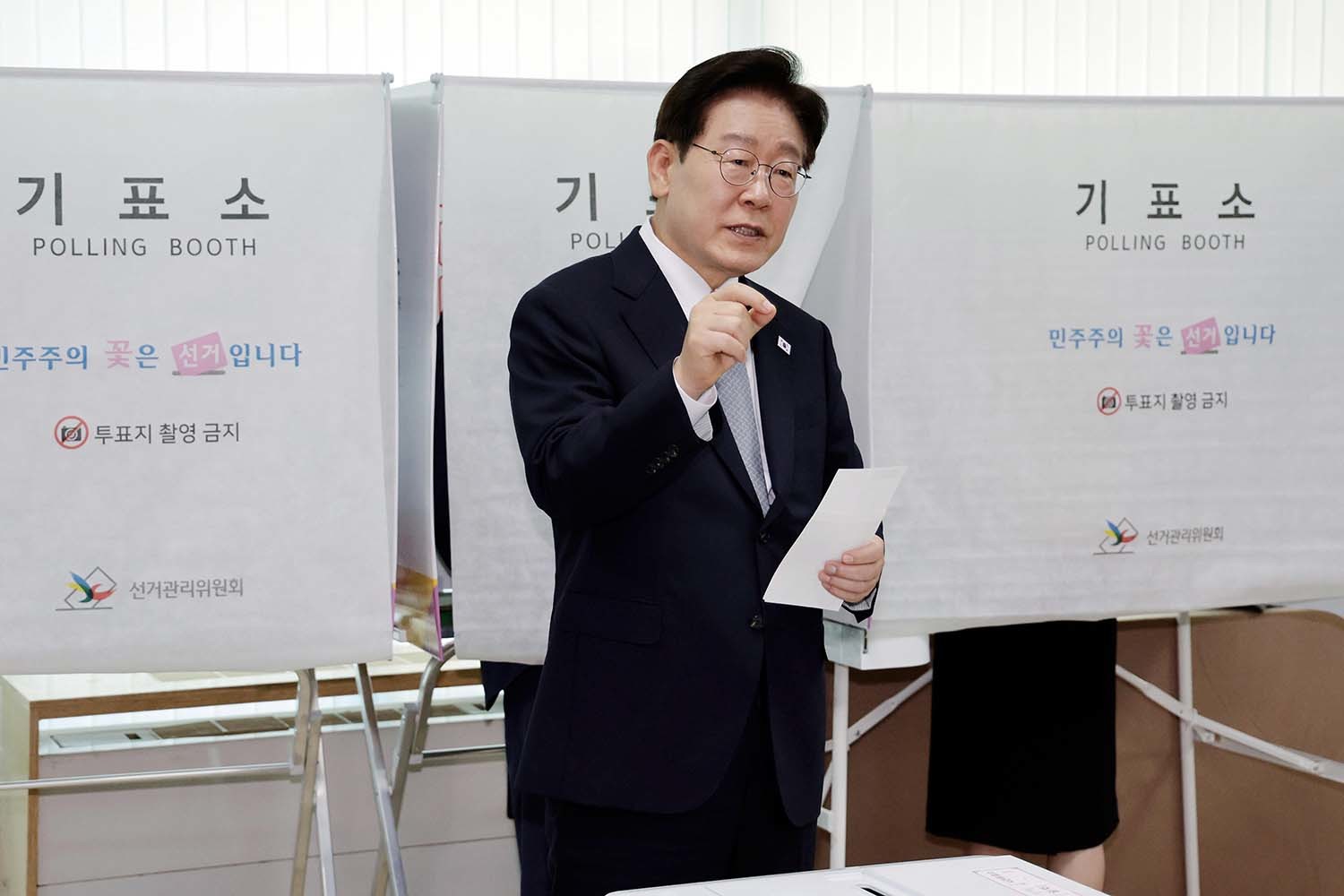 김근식 “이 대통령, 선관위 직원 손가락으로 까딱 불러... 권위의식에 쩐 갑질”