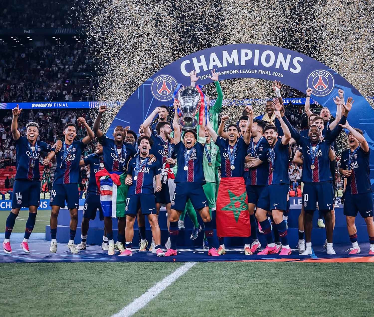 파리 생제르맹(PSG) 선수들이 우승컵을 들고 환호하고 있다. / PSG 인스타그램