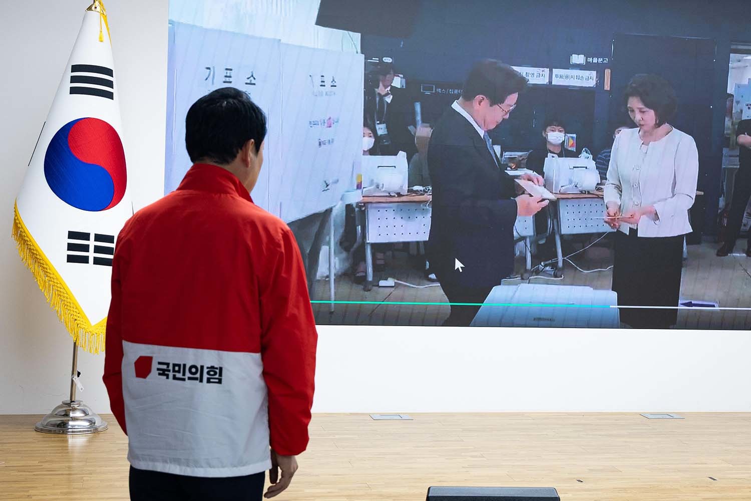 국힘 "역대급 사전투표율, 이재명 정권 견제해야 한다는 국민 명령"