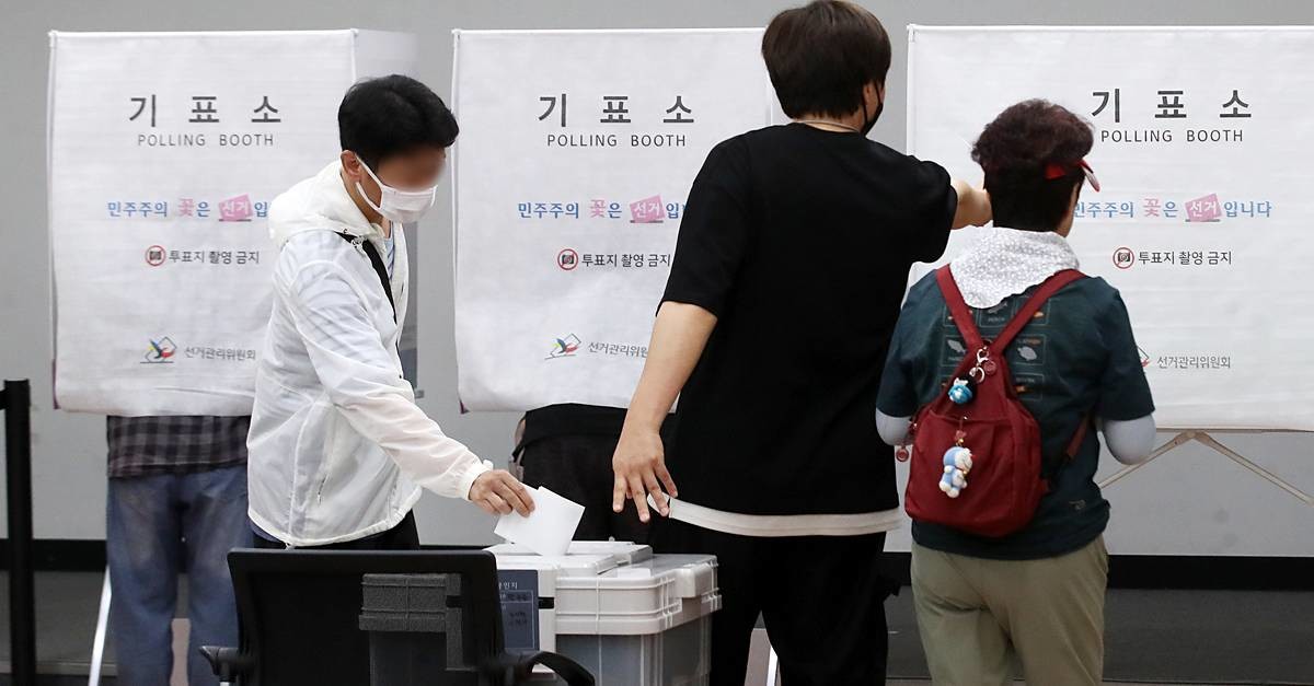 제9회 전국동시지방선거 및 국회의원 재보궐선거 사전투표 둘째 날인 전날 부산 해운대구 반송2동행정복지센터에 마련된 사전투표소에서 유권자들이 소중한 한 표를 행사하고 있다 / 뉴스1
