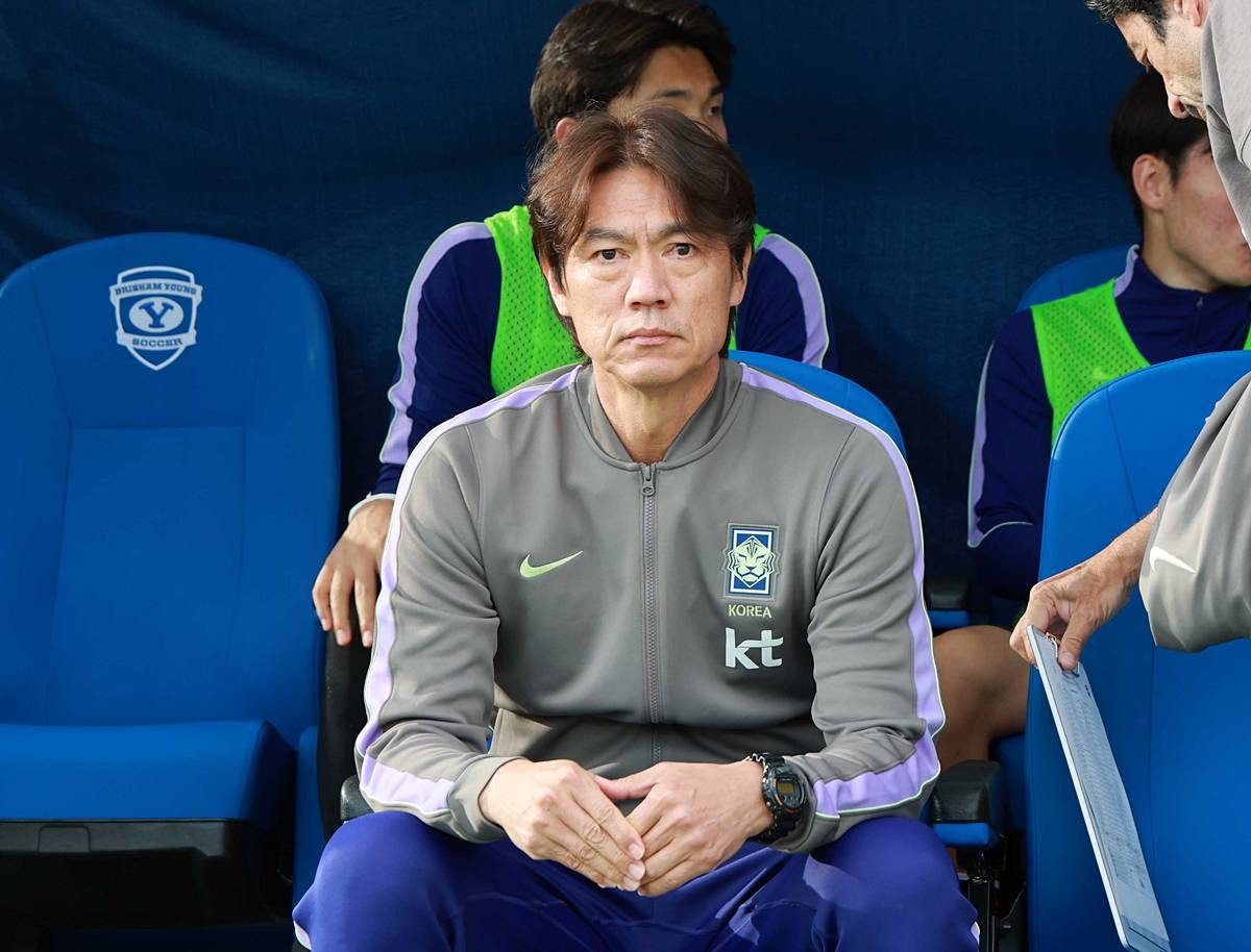 홍명보 대한민국 축구대표팀 감독이 30일(현지시간) 미국 유타주 솔트레이크시티 브리검 영 대학교 BYU 사우스필드 경기장에서 2026 국제축구연맹(FIFA) 북중미 월드컵 앞두고 열리는 대한민국과 트리니다드 토바고의 평가전에 앞서 선수들을 바라보고 있다 / 뉴스1