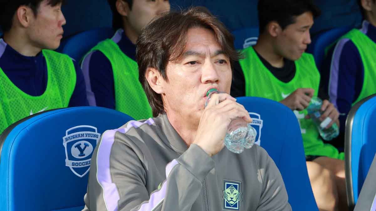 물 마시는 홍명보 감독. 홍명보 대한민국 축구대표팀 감독이 30일(현지시간) 미국 유타주 솔트레이크시티 브리검 영 대학교 BYU 사우스필드 경기장에서 2026 국제축구연맹(FIFA) 북중미 월드컵 앞두고 열린 대한민국과 트리니다드 토바고의 평가전에서 물을 마시고 있다. / 뉴스1
