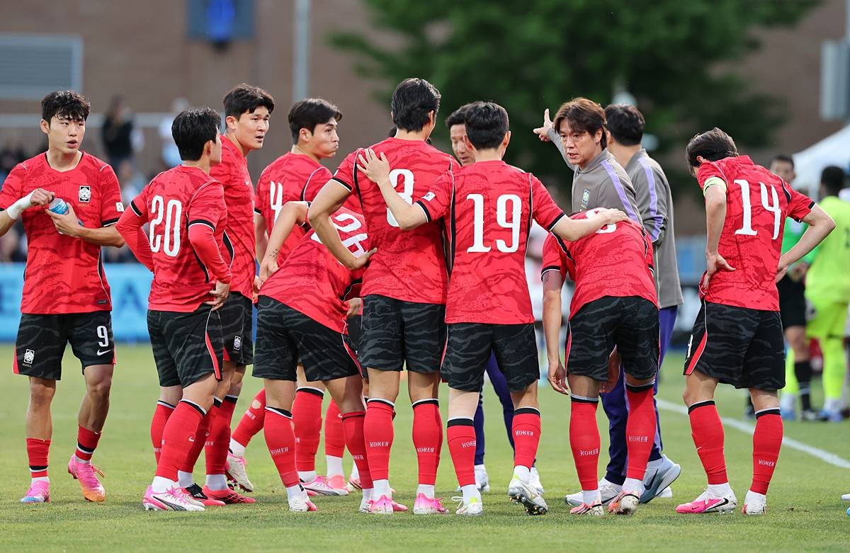 홍명보 대한민국 축구대표팀 감독이 30일(현지시간) 미국 유타주 솔트레이크시티 브리검 영 대학교 BYU 사우스필드 경기장에서 2026 국제축구연맹(FIFA) 북중미 월드컵 앞두고 열린 대한민국과 트리니다드 토바고의 평가전 후반 하이드레이션 브레이크 시간에 선수들에게 작전을 지시하고 있다 / 뉴스1
