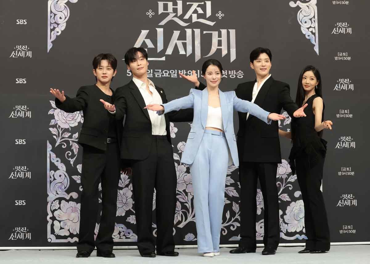 배우 김민석(왼쪽부터)과 허남준, 임지연, 장승조, 이세희가 7일 서울 양천구 목동SBS에서 열린 SBS 새 금토드라마 '멋진 신세계'(극본 강현주/ 연출 한태섭) 제작발표회에 참석해 포즈를 취하고 있다. '멋진 신세계'는 희대의 조선 악녀 영혼이 씌어 '악질'로 변한 무명배우 신서리(임지연 분)와 자본주의가 낳은 괴물이라 불리는 악질재벌 차세계(허남준 분)의 일촉즉발 전쟁 같은 로맨스 코미디 드라마다. / 뉴스1