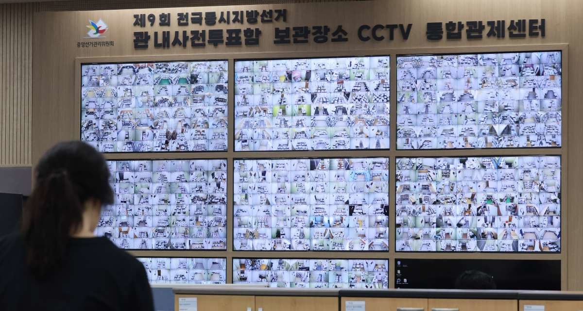 31일 경기 과천시 중앙선거관리위원회 선거종합상황실에 사전투표함 보관장소 CCTV 영상이 송출되고 있다. / 뉴스1