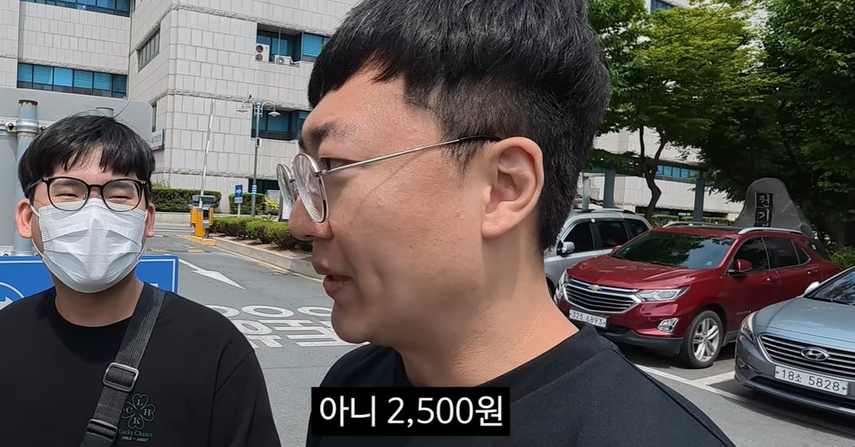 전 '충주맨' 유튜버 김선태가 구독자에게 차량을 양도하는 모습 / 유튜브 '김선태'