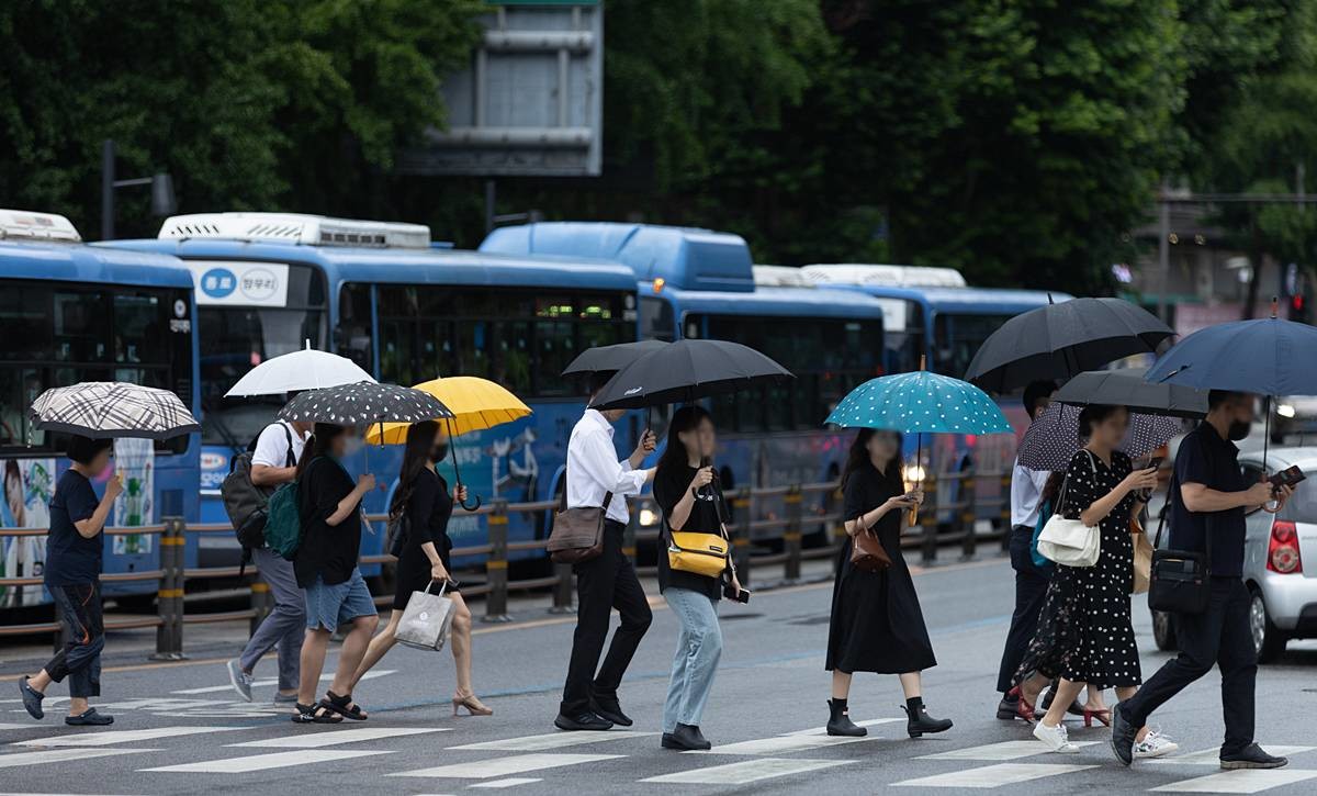 직장인들이 출근길을 서두르고 있다 / 뉴스1
