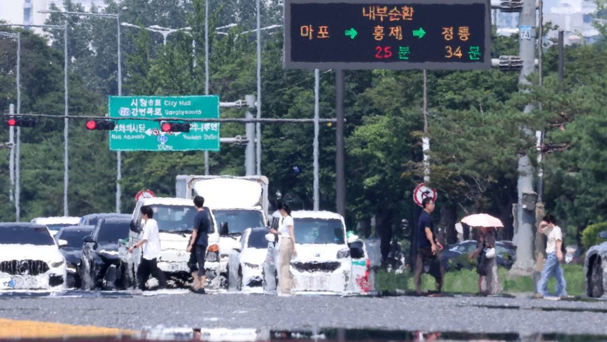 서울 영등포구 여의도 일대 뜨겁게 달궈진 아스팔트 위로 아지랑이가 피어오르고 있다. / 뉴스1