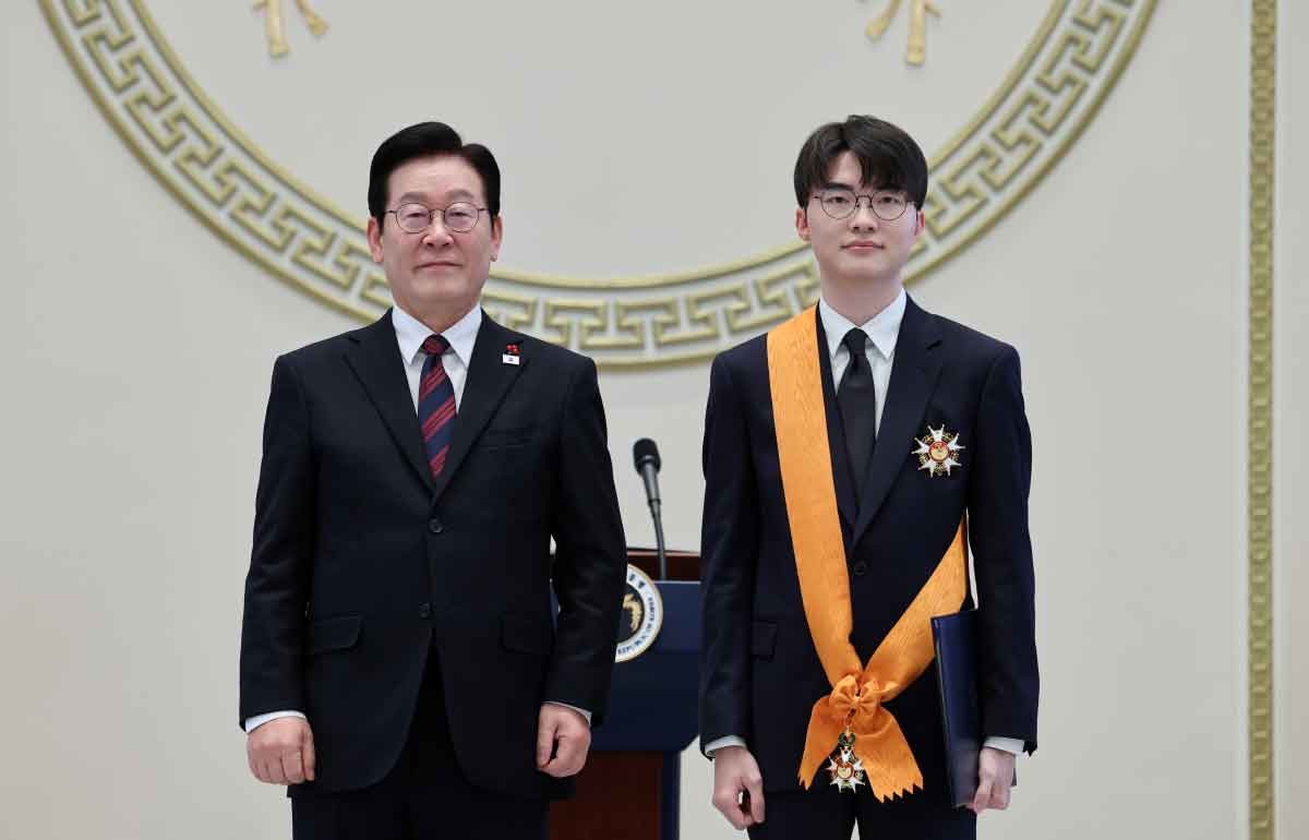 이재명 대통령이 지난 1월 청와대 영빈관에서 열린 2026년 신년 인사회에서 이상혁(페이커) 프로게이머에게 체육훈장 청룡장을 수여하고 있다. / 뉴스1