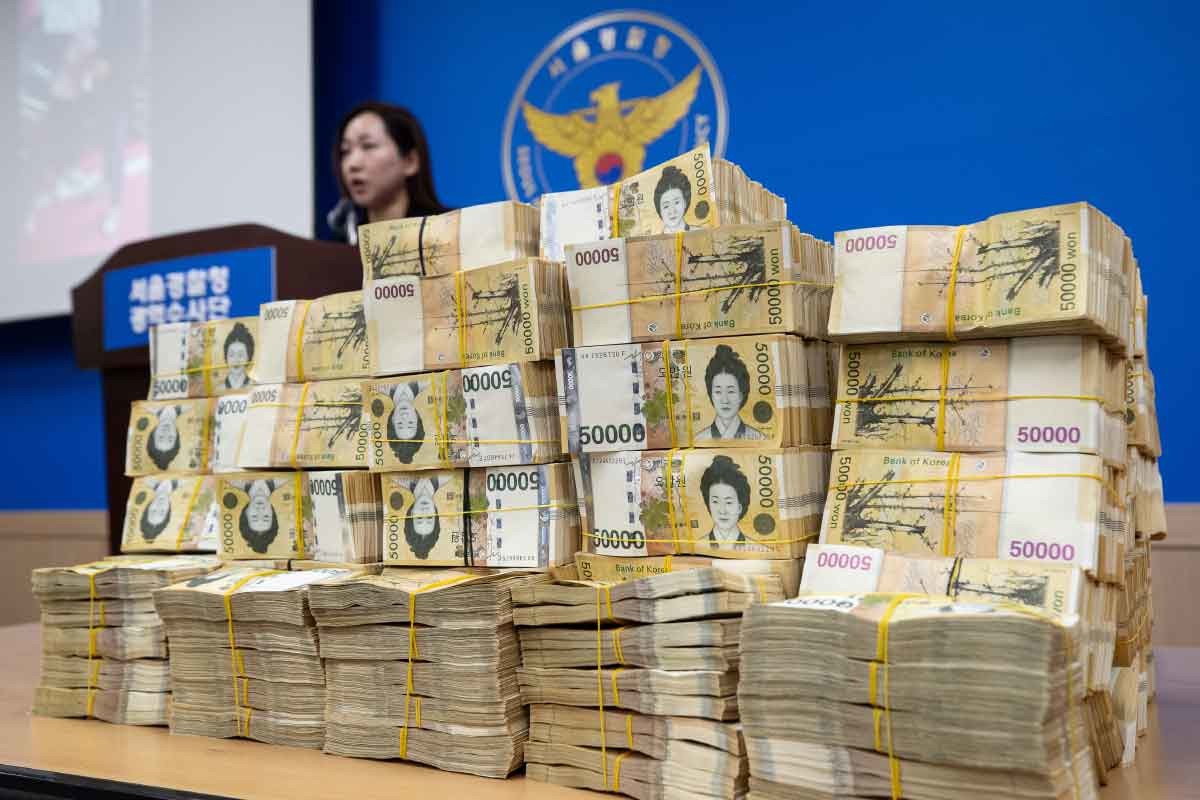 비상장주식 투자 리딩방 사기 범죄집단 압수품 '41억 원'. 지난 2024년 3월 서울 마포구 서울경찰청 광역수사단에서 열린 비상장주식 투자 리딩방 사기 범죄집단 검거 브리핑에서 압수품 현금 약 41억 원이 놓여 있다. 서울경찰청 광역수사단 금융범죄수사대는 금융투자업 인가를 받지 않고 피해자 548명을 상대로 175억 원 상당을 편취한 비상장주식 판매 사기 범죄집단의 총책 등 총 45명을 검거(구속4)해 송치했다고 밝혔다. / 뉴스1