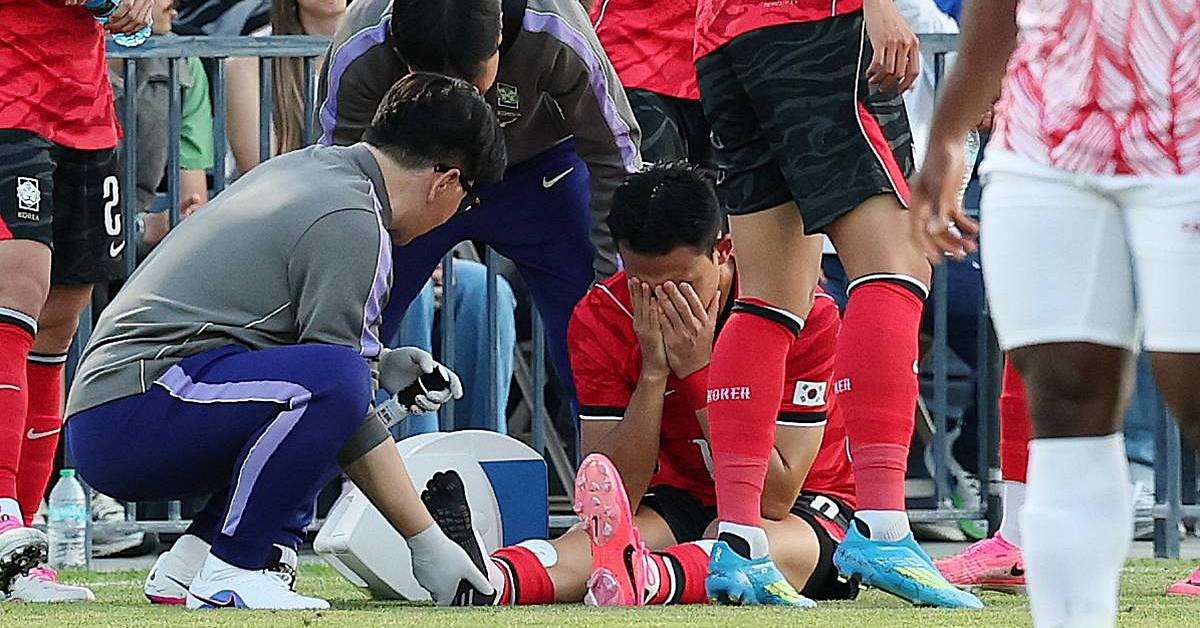 대한민국 축구대표팀 조유민이 지난달 30일(현지시간) 미국 유타주 솔트레이크시티 브리검 영 대학교 BYU 사우스필드 경기장에서 2026 국제축구연맹(FIFA) 북중미 월드컵 앞두고 열린 대한민국과 트리니다드 토바고의 평가전에서 부상으로 쓰러져 있다 / 뉴스1