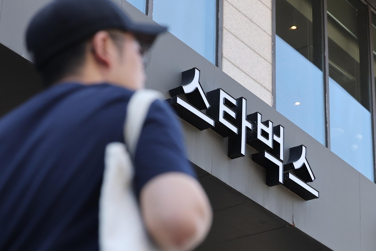 이하 서울 시내 스타벅스 매장 앞을 지나가는 젊은이들. / 뉴스1