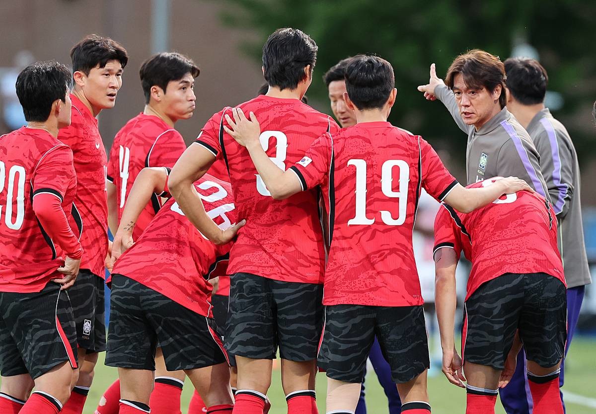 홍명보 대한민국 축구대표팀 감독이 지난달 30일(현지시간) 미국 유타주 솔트레이크시티 브리검 영 대학교 BYU 사우스필드 경기장에서 2026 국제축구연맹(FIFA) 북중미 월드컵 앞두고 열린 대한민국과 트리니다드 토바고의 평가전 후반 하이드레이션 브레이크 시간에 선수들에게 작전을 지시하고 있다 / 뉴스1