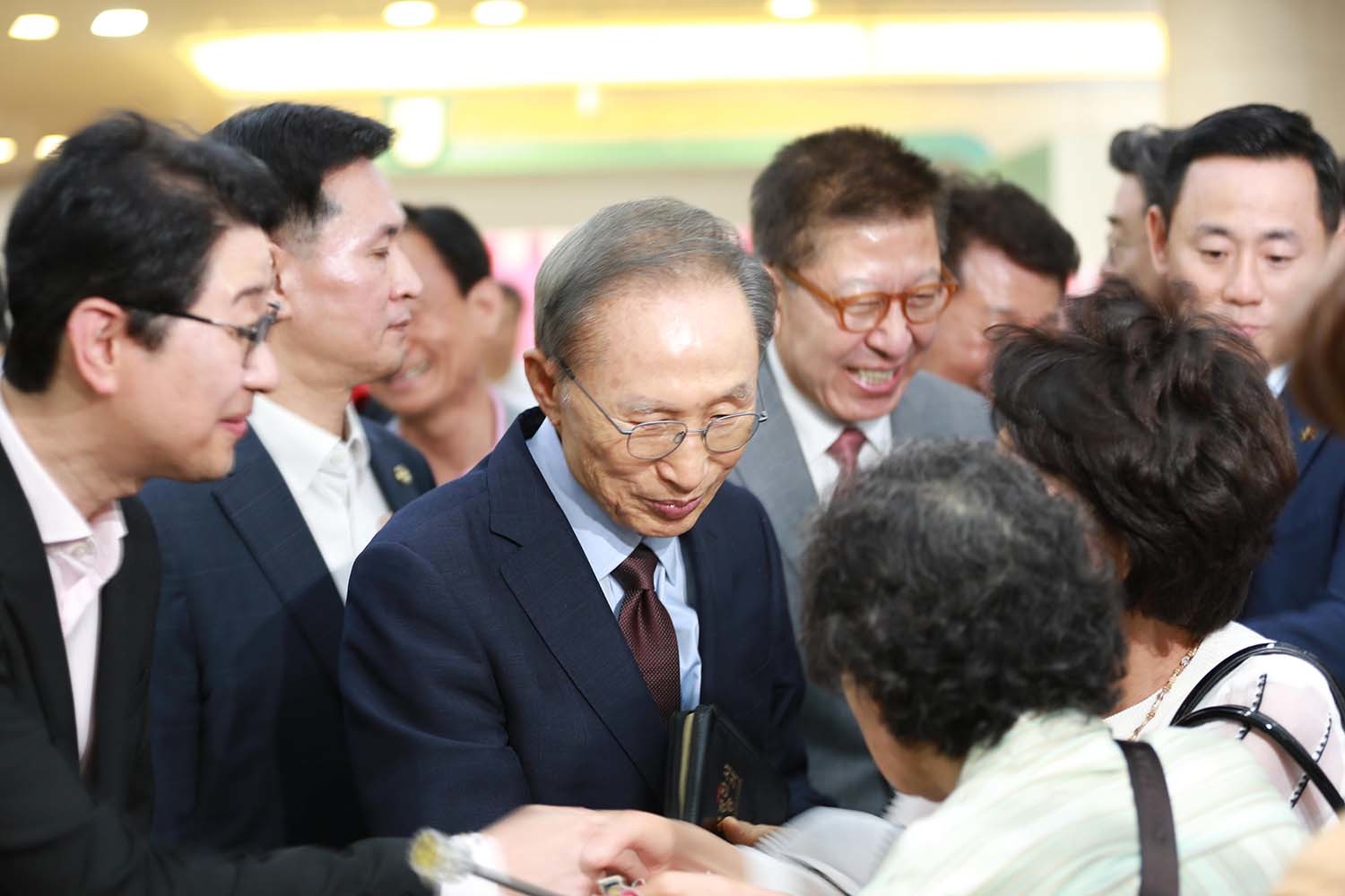 이명박 전 대통령이 31일 오전 부산 수영로교회를 찾아 박형준 부산시장 후보와 함께 예배 일정 등을 소화하기 위해 교회당으로 입장하고 있다./ 뉴스1