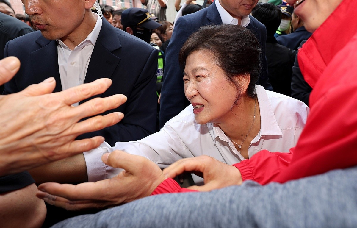 박근혜 전 대통령이 지난달 31일 대구 중구 서문시장을 찾아 구름 인파 속을 지나며 시민들과 인사하고 있다. / 뉴스1