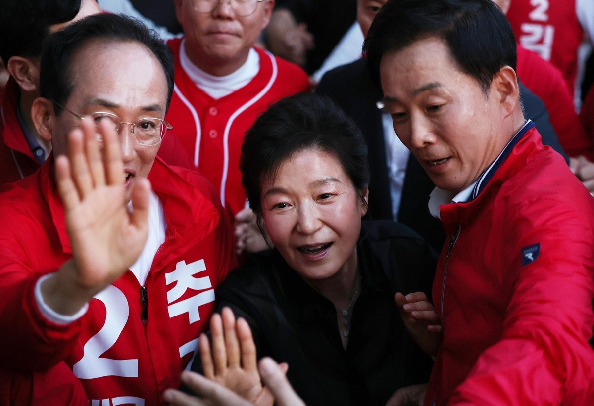 박근혜 전 대통령이 지난달 31일 추경호 국민의힘 대구시장 후보, 유영하 국민의힘 의원과 함께 대구 수성못을 찾아 시민과 인사 나누고 있다. / 뉴스1