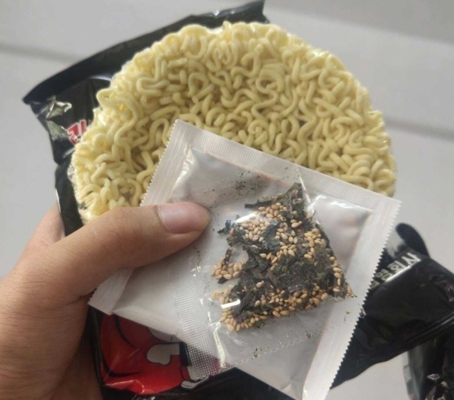 북한이 삼양 불닭볶음면을 베껴 만든 '매운김치맛 비빔국수'. / 네이트판