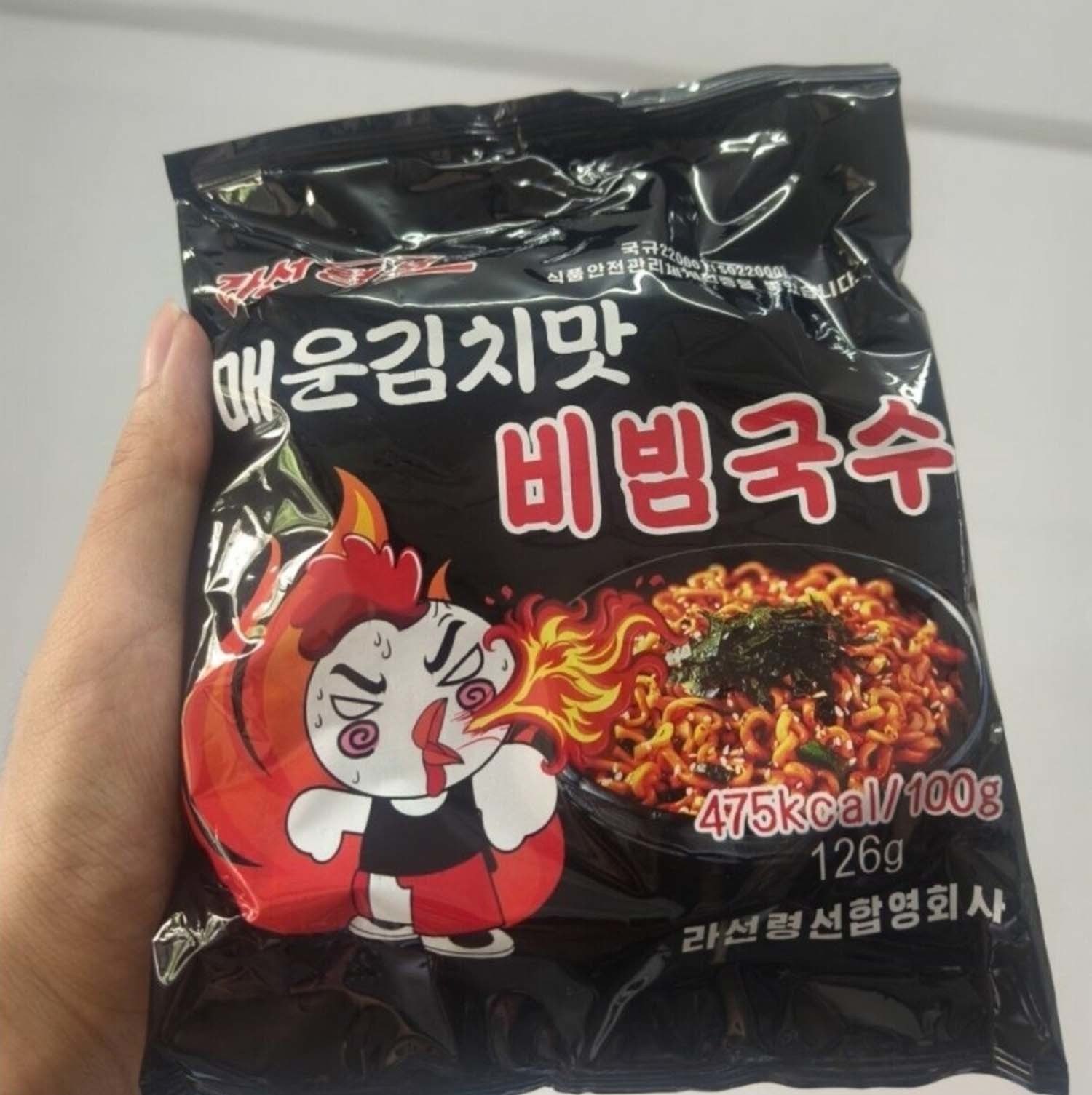북한이 삼양 불닭볶음면을 베껴 만든 '매운김치맛 비빔국수'. / 네이트판