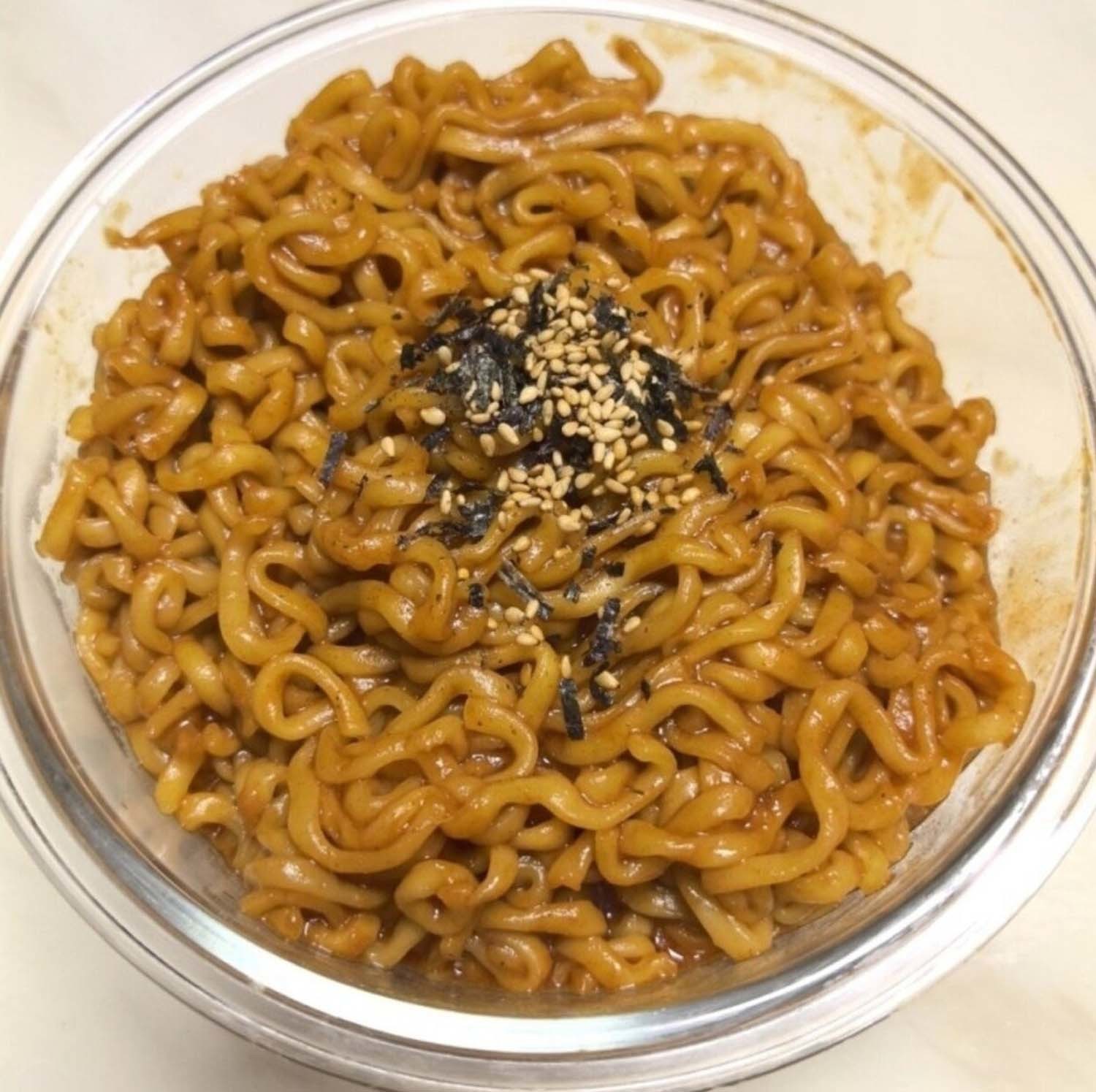 북한이 삼양 불닭볶음면을 베껴 만든 '매운김치맛 비빔국수'. / 네이트판