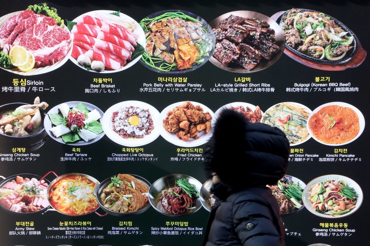 서울 중구 명동에서 시민이 한식당 앞을 지나가고 있다. / 뉴스1
