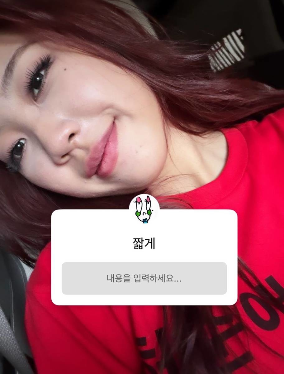 팬들과 소통 중 빨간 머리, 빨간 옷 게시물 올린 이영지 / 이영지 SNS, 온라인 커뮤니티 갈무리
