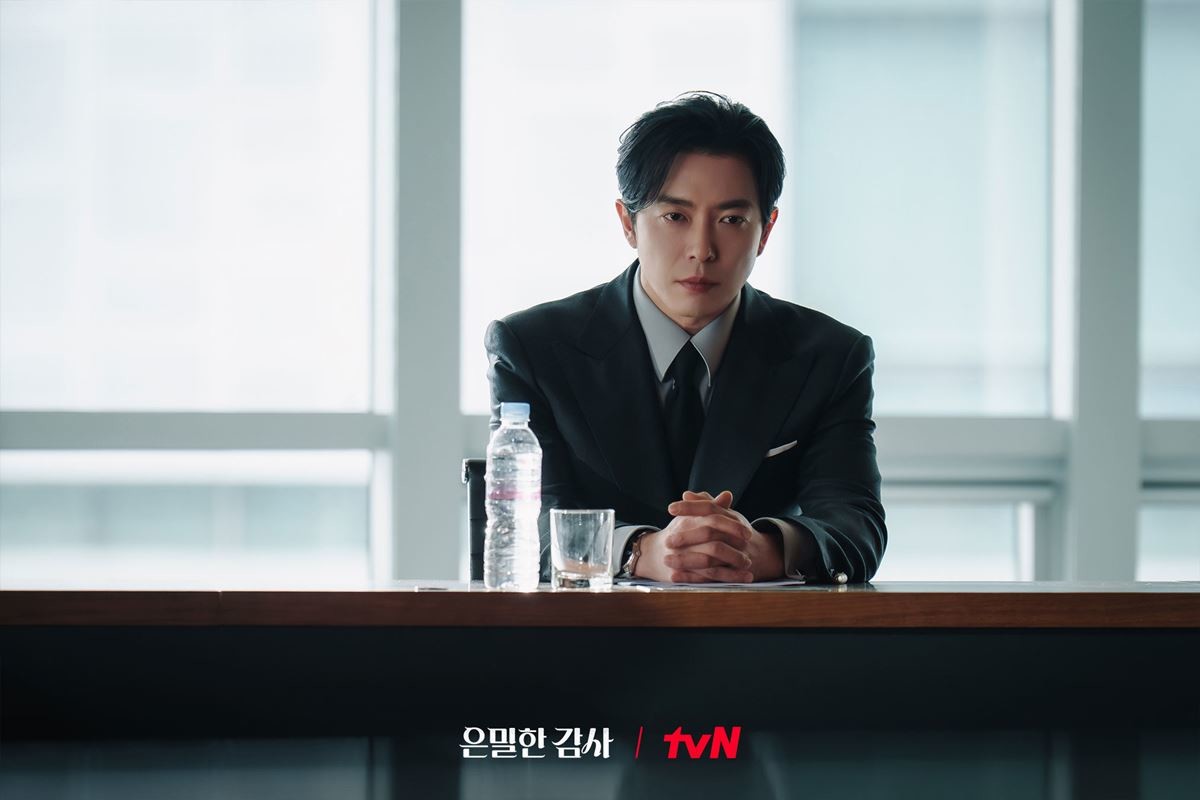 극중 해무그룹 부회장 전재열 역으로 출연한 배우 김재욱 / tvN