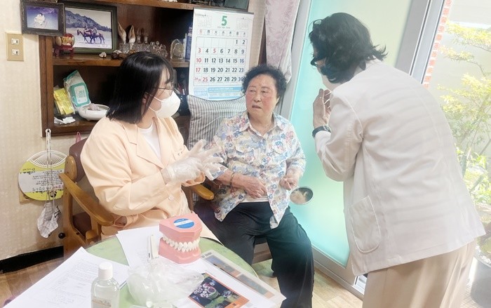 광주 남구는 거동 불편 어르신의 구강 건강 증진과 삶의 질 향상을 위해 가정집으로 찾아가는 구강 관리 서비스를 본격 운영한다./광주시 남구