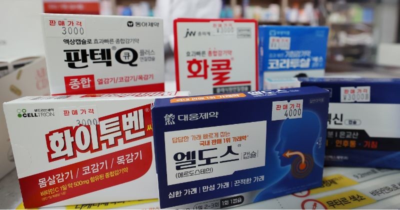 약국에 종합감기약이 놓여 있다 / 셔터스톡
