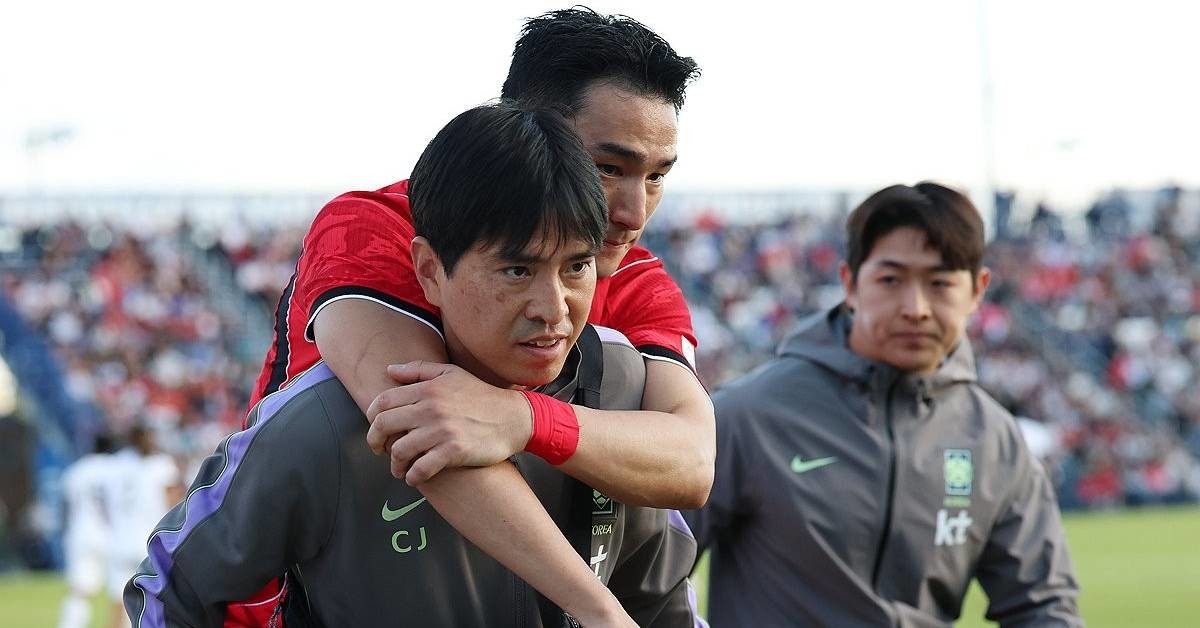지난달 30일 미국 유타주 프로보에 위치한 브리검영대 사우스필드에서 열린 대한민국과 트리니다드 토바고의 평가전. 한국 조유민이 부상을 당해 스태프에게 업혀 경기장을 나오고 있다 / 연합뉴스