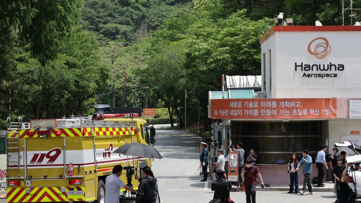 인명사고 발생한 한화에어로스페이스 대전사업장    1일 오전 10시59분께 대전 유성구 외삼동 한화에어로스페이스 대전사업장에서 화재가 발생 소방 차량이 화재 현장으로 이동하고 있다. 소방당국은 현재 대응 1단계를 발령, 장비 44대 및 소방대원 100여명을 투입해 진화에 나서고 있다. / 뉴스1