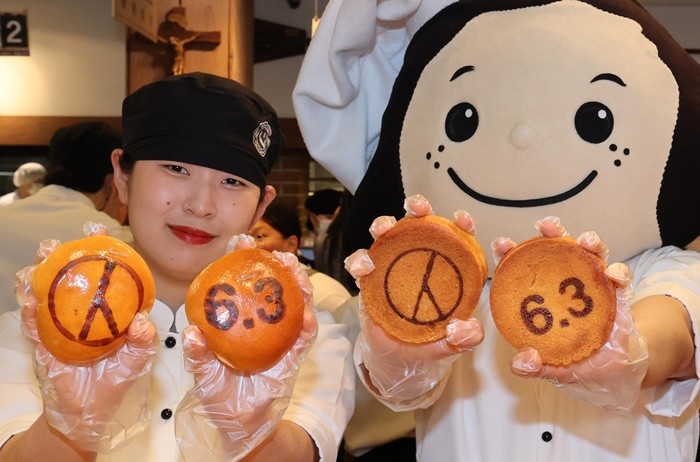 6.3 지방선거를 앞두고 7일 대전 성심당 본점에서 성심당 직원들이 선거빵을 홍보하고 있다. 대전시선거관리위원회는 제9회 전국동시지방선거에서 유권자의 관심과 참여를 위해 성심당과 협업해 선거빵을 출시하고 홍보할 계획이다. 2026.5.7/뉴스1