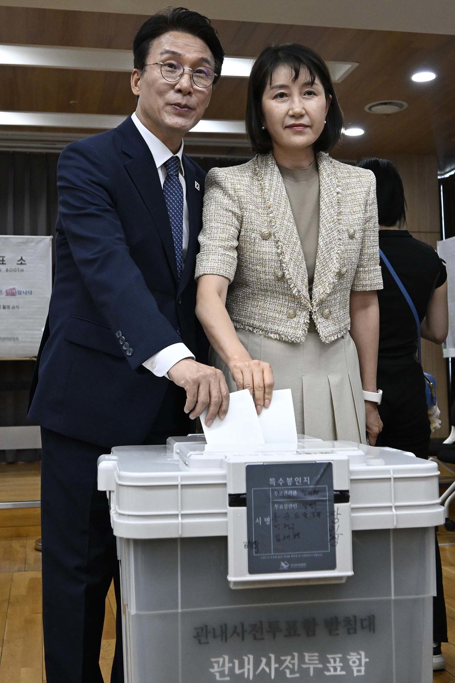 김민석 국무총리와 부인 이태린 여사가 제9회 전국동시지방선거 사전투표 첫날인 5월 29일 서울 영등포구 여의동주민센터에 마련된 사전투표소에서 투표를 하고 있다. / 뉴스1 (공동취재)