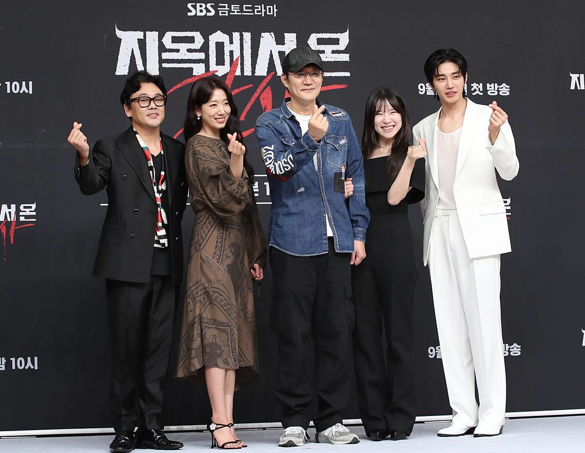 배우 김인권(왼쪽부터)과 박신혜, 박진표 PD, 김아영, 김재영이 지난 2024년 9월 19일 오후 서울 양천구 목동 SBS에서 열린 SBS 새 금토드라마 '지옥에서 온 판사'(극본 조이수) 제작발표회에 참석해 포즈를 취하고 있다. '지옥에서 온 판사'는 판사의 몸에 들어간 악마 강빛나(박신혜 분)가 지옥 같은 현실에서 인간적인 열혈형사 한다온(김재영 분)을 만나 죄인을 처단하며 진정한 판사로 거듭나는 선악공존 사이다 액션 판타지 드라마다 / 뉴스1