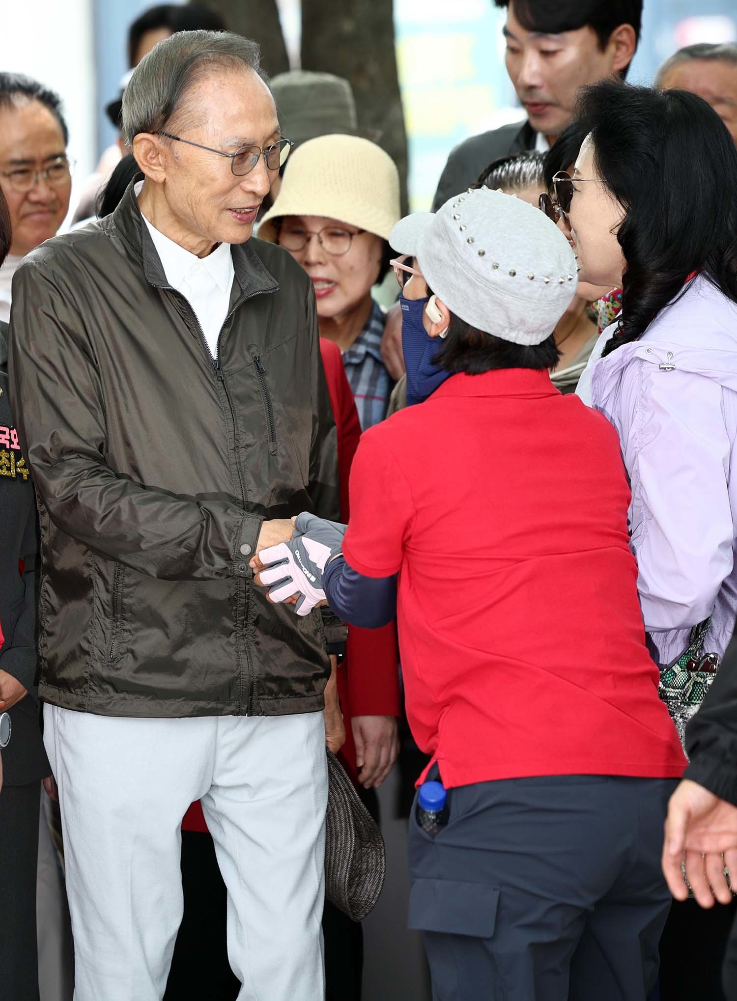 고재현 국민의힘 성동구청장 후보의 지원 유세에 나선 이명박 전 대통령이 1일 오전 서울 성동구 서울숲에서 시민들과 악수를 하고 있다. / 뉴스1