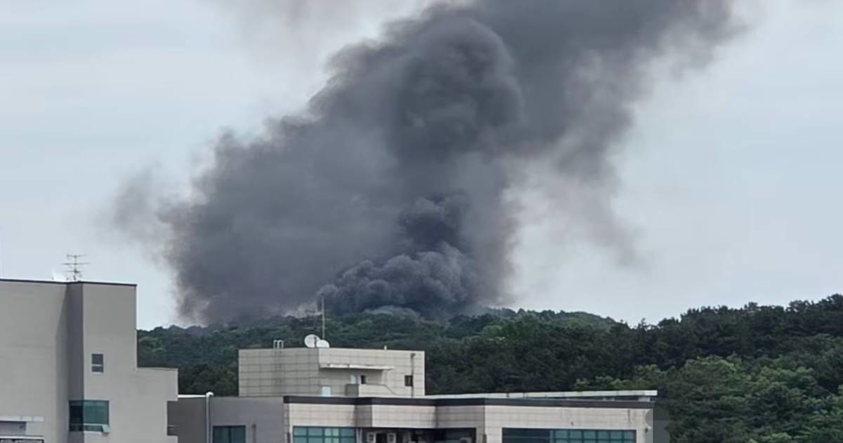1일 오전 대전 유성구 외삼동 한화에어로스페이스 대전사업장에서 폭발 사고가 발생한 가운데 공장 상공으로 검은 연기가 치솟고 있다. 이날 사고로 5명이 숨지고 2명이 부상을 입었다. / 사진=독자 제공