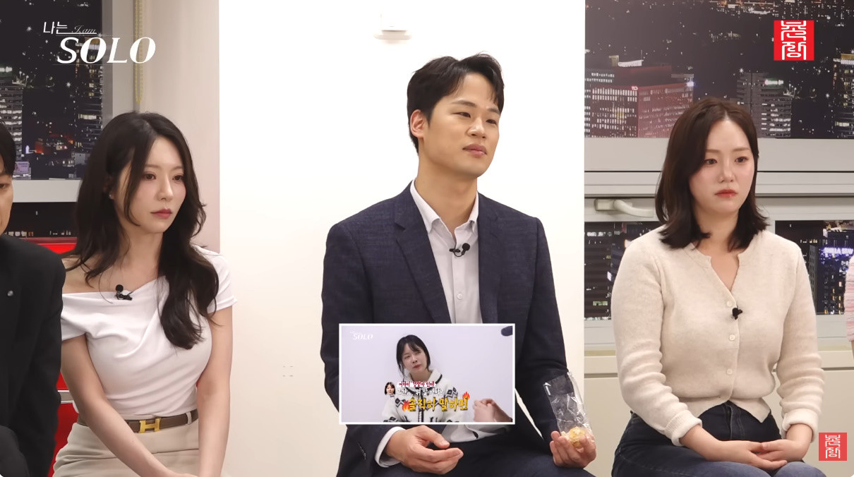 논란이 된 걸스토크 장면을 보는 '나는 솔로' 31기 / 유튜브 '촌장엔터테인먼트TV'