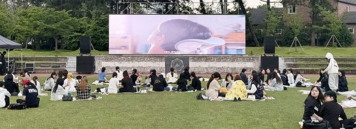 신발 던지고, 딱지치고, 별빛 아래 영화까지…광주여대 잔디밭이 추억 저장소가 됐다