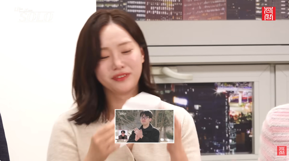 '나는 솔로' 31기 최종 커플로 맺어졌던 영호의 모습에 눈물을 보인 옥순 / 유튜브 '촌장엔터테인먼트TV'