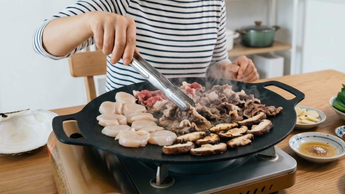 키조개를 삼합으로 먹는 모습. AI가 생성한 자료사진.