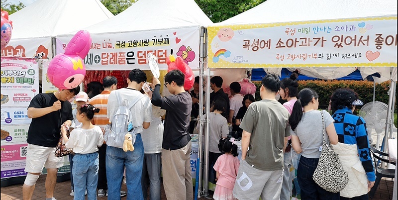장미꽃 향기 속에 피어난 고향 사랑…곡성 축제장에서 1,860만 원 모금 '성황'