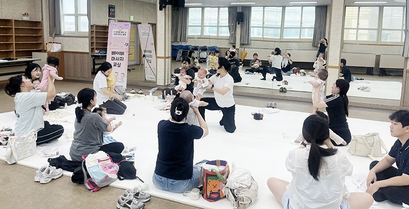 함평군은 보건소에서 영유아와 보호자 간의 애착 관계 형성과 건강한 성장을 돕는 ‘쏭쏭 베이비 마사지 교실’을 운영한다. / 함평군