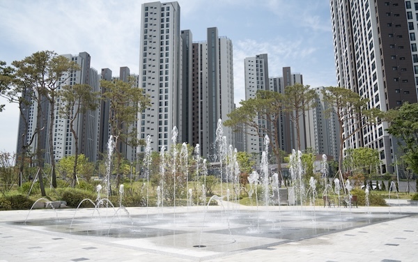 시원한 물줄기 뿜는다…익산 공원 분수대 전격 가동