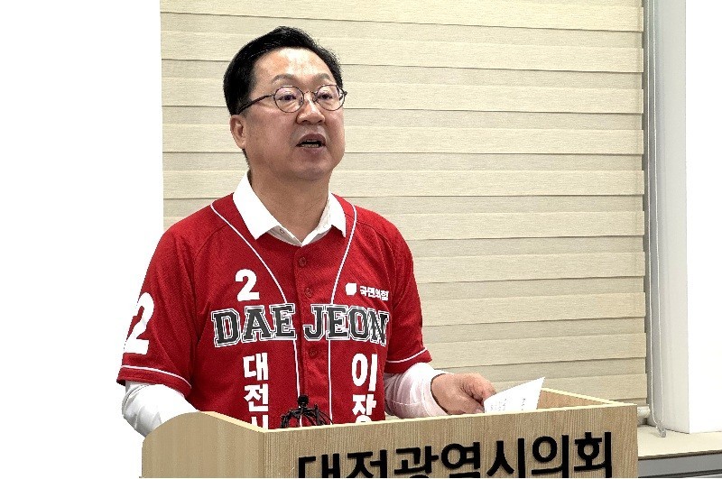 이장우 국민의힘 대전시장 후보가 2일 대전시의회 기자회견에서 '중앙권력에 기대는 후보에게 대전의 미래를 맡길 수 없다'며 지지를 호소하고 있다./사진=김지연 기자