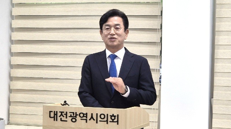 더불어민주당 허태정 대전시장 후보가 2일 대전시의회에서 기자회견을 열고 이번 선거를 '내란 심판 선거'로 규정하며 시민들의 투표 참여를 호소했다./사진=김지연 기자