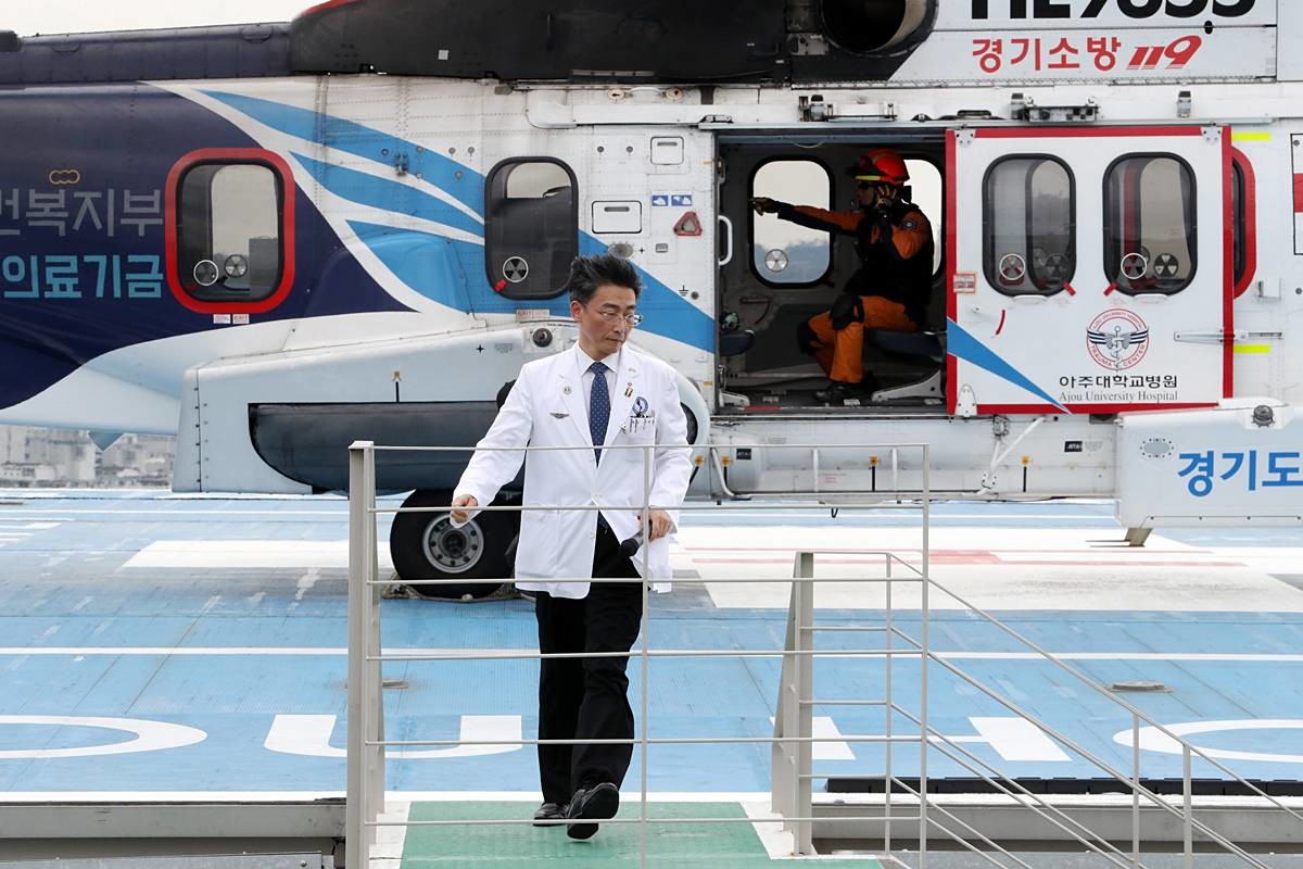 이국종 교수는 힘들게 버티며 살아가는 사람 곁에는 자신도 모르는 사이 지지하고 함께 싸워주는 사람이 남는다고 말했다 / 뉴스1