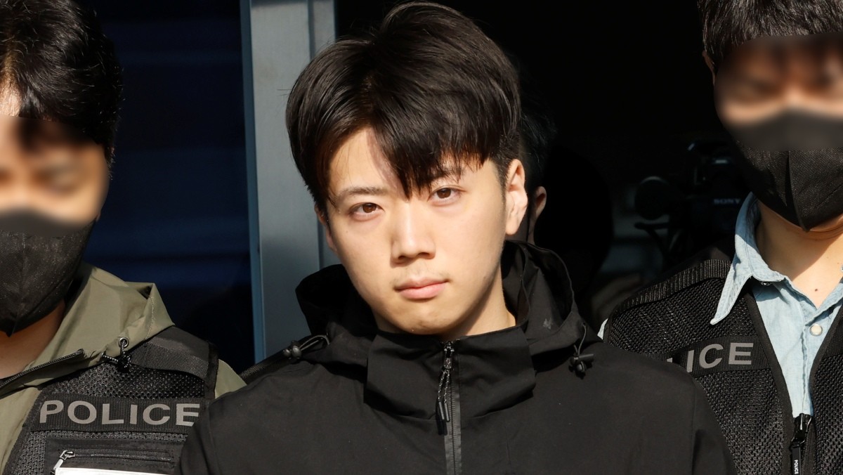 광주 도심에서 일면식도 없는 10대 여학생을 살해한 장윤기 씨가 지난 5월 14일 오전 광주 서부경찰서에서 검찰로 송치되고 있다. / 뉴스1