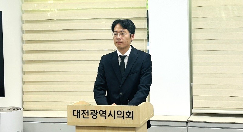 강희린 개혁신당 대전시장 후보가 2일 대전시의회서 기자회견을 통해 '과거가 아닌 미래에 투자해 달라'며 지지를 호소하고 있다./사진=김지연 기자