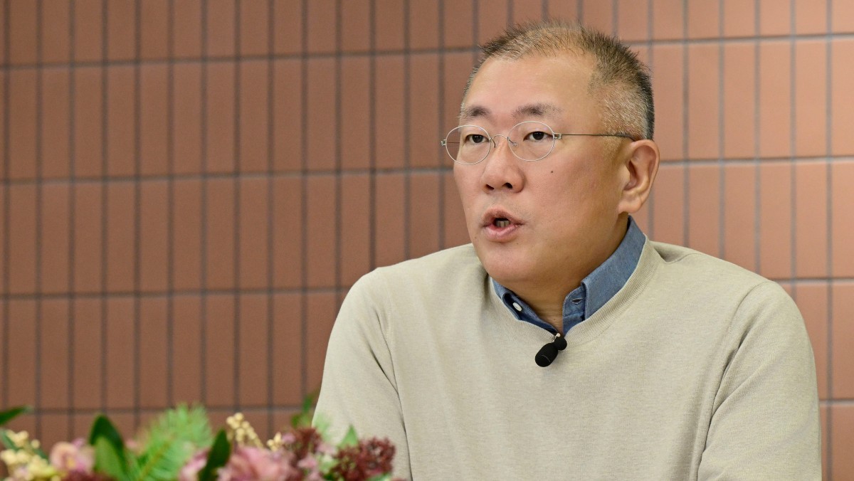 2026년 신년회에서 그룹 임직원들에게 새해 메시지를 전하고 있는 정의선 회장 / 뉴스1