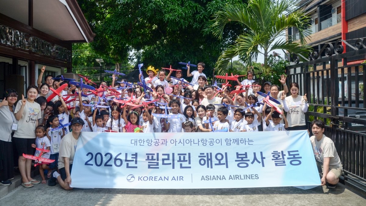 대한항공·아시아나항공 연합 봉사단체인 ‘KE-OZ 연합신우회’는 지난달 28일부터 31일까지 필리핀 클락 지역에서 현지 주민과 어린이들을 위한 봉사활동을 펼쳤다. / 대한항공 제공