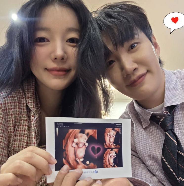 지난 3월 SNS로 임신 사실을 알린 문지인-김기리 부부 / 문지인 인스타그램